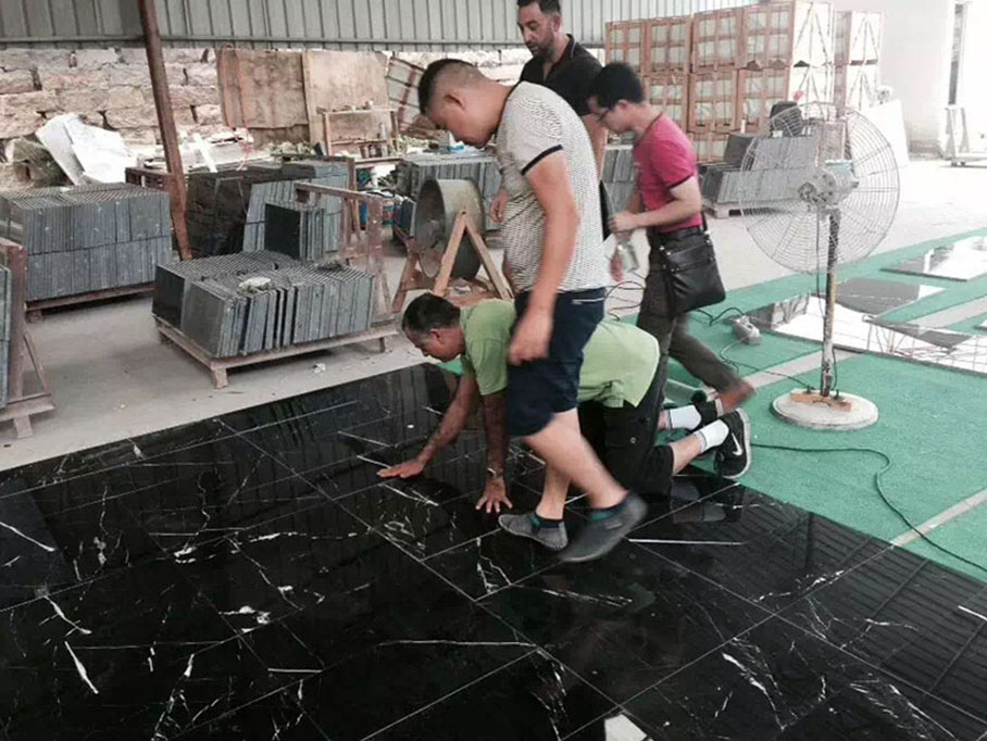 Inspección de baldosas de mármol nero marquina
