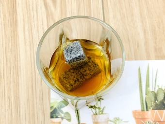 whiskey chilling stone to cool wine
