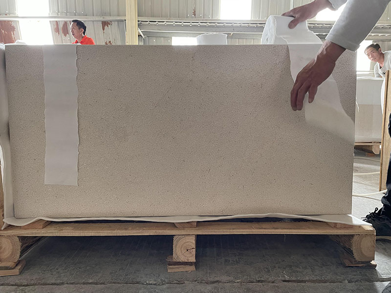 Carga de contenedores de baldosas de piedra caliza beige Gascoigne
        
